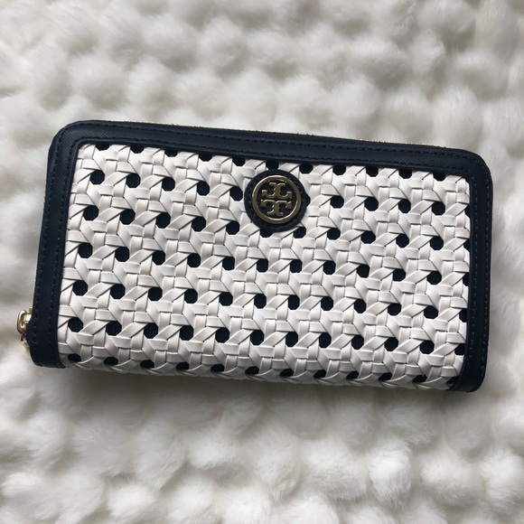 Tory Burch Handbags - Tory Burch Robinson basketweave wallet